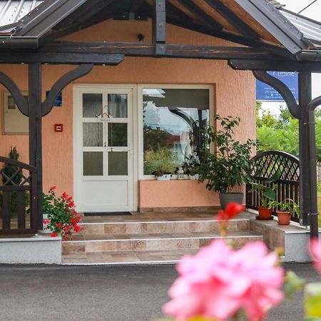 Guest House Studio Apartman Marina - With Jacuzzi, Free Parking, Pet Friendly Karlovac Zewnętrze zdjęcie