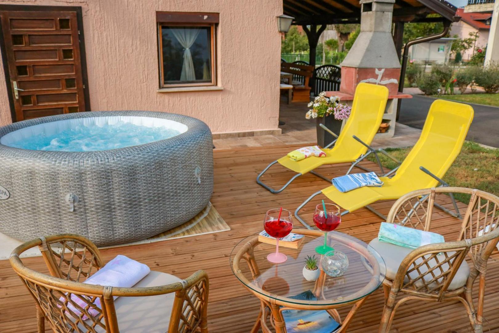 Guest House Studio Apartman Marina - With Jacuzzi, Free Parking, Pet Friendly Karlovac Zewnętrze zdjęcie