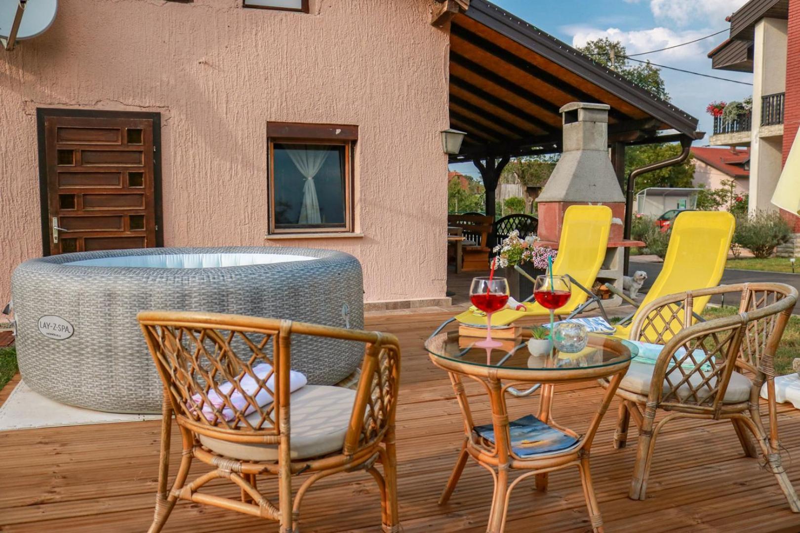 Guest House Studio Apartman Marina - With Jacuzzi, Free Parking, Pet Friendly Karlovac Zewnętrze zdjęcie